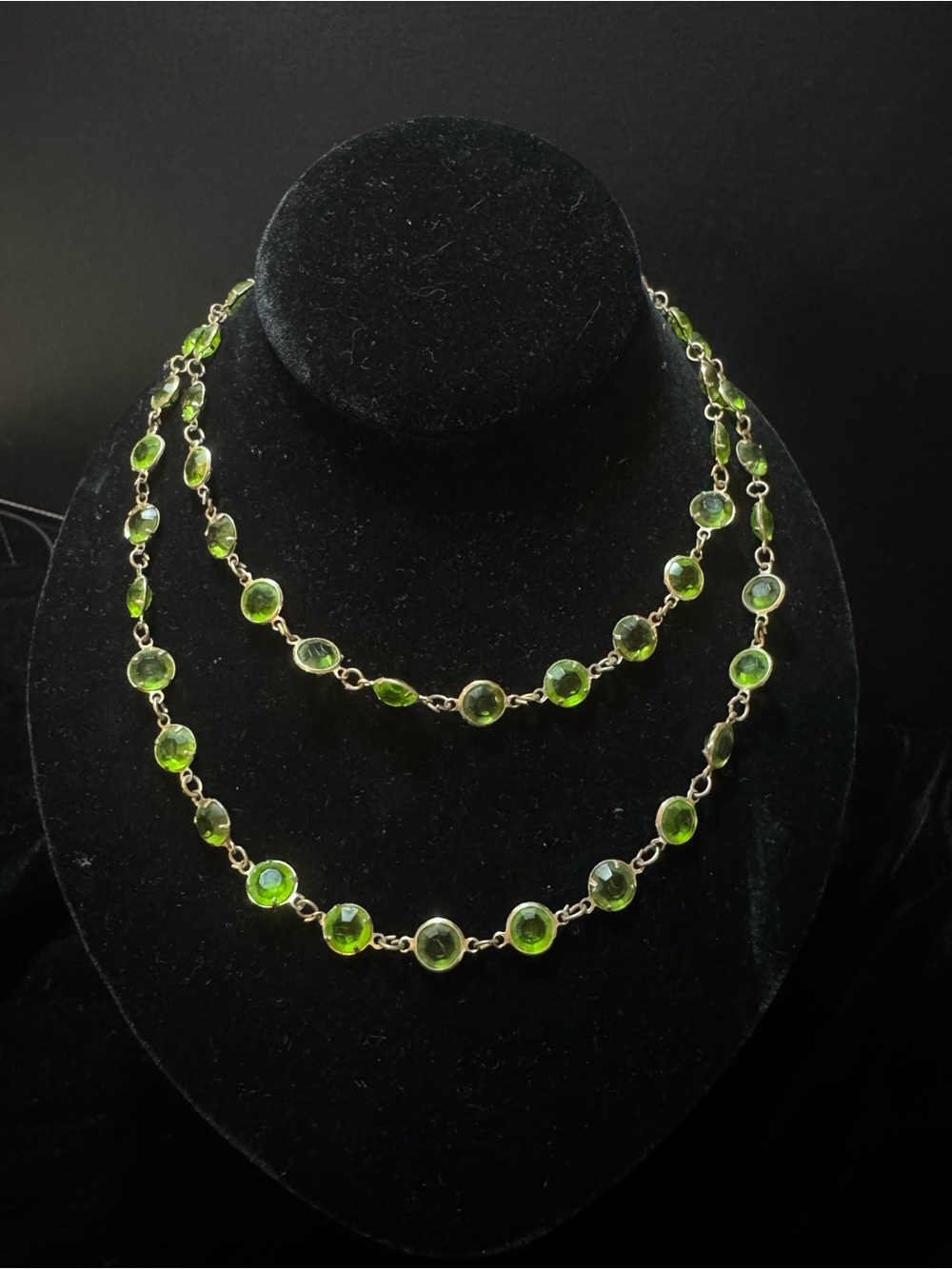 Gorgeous Green Necklace w Gold-tone Links
Vintage